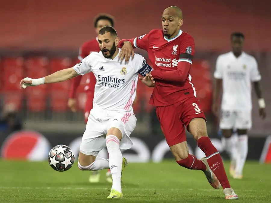 Karim Benzema (izq.) del Real Madrid en acci&oacute;n contra Fabinho (dcha.) del Liverpool durante el partido de f&uacute;tbol de vuelta de los cuartos de final de la Liga de Campeones de la UEFA entre el Liverpool FC y el Real Madrid en Liverpool, Gran Breta&ntilde;a, el 14 de abril de 2021. (Liga de Campeones, Reino Unido) EFE/EPA/Peter Powell