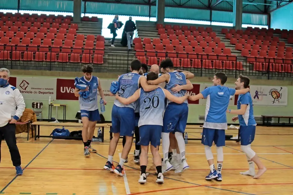 Los jugadores del Bezana celebrando sobre la cancha vallisoletana el triunfo y la permanencia. / Sergio Cocho