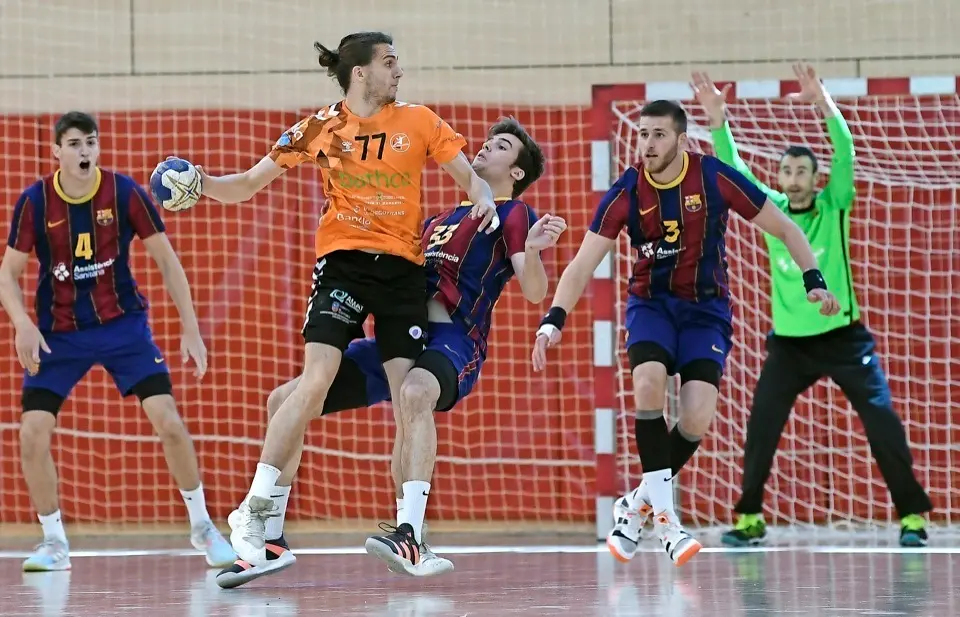 Un jugador del Balonmano Torrelavega intenta superar la defensa azulgrana. / ALERTA