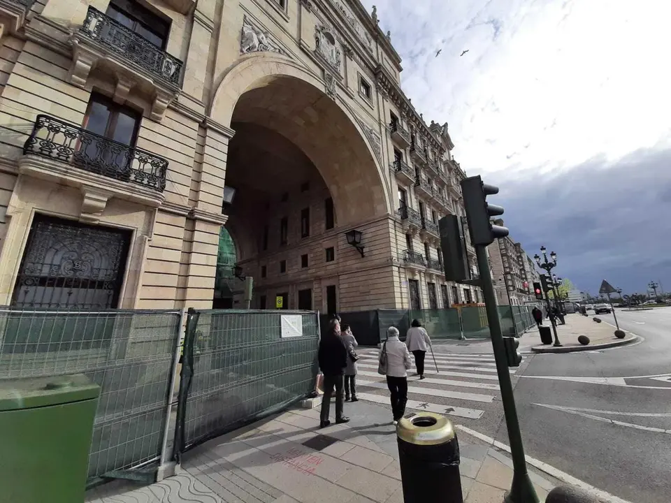 Estado actual del arco del edificio de Banco Santander. / S. D&iacute;az