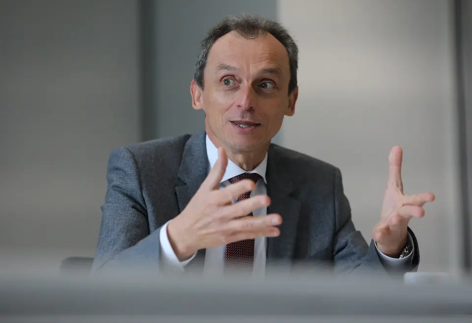 El ministro de Ciencia e Innovaci&oacute;n, Pedro Duque, durante una entrevista para Europa Press a 14 de abril de 2021, en Madrid (Espa&ntilde;a). El titular de Ciencia e Innovaci&oacute;n afirm&oacute; este lunes ante los medios que quedan &ldquo;semanas&rdquo; para que uno de los tres proyectos de vacuna que est&aacute;n siendo desarrollados por el CSIC inicie los ensayos en humanos.  Esto supondr&iacute;a la llegada de una nueva vacuna, en este caso de sello espa&ntilde;ol y con una tecnolog&iacute;a diferente.
14 ABRIL 2021;PEDRO DUQUE;MINISTERIO DE CIENCIA E INNOVACI&Oacute;N;POL&Iacute;TICA;GOBIERNO
Isabel Infantes / Europa Press
14/4/2021