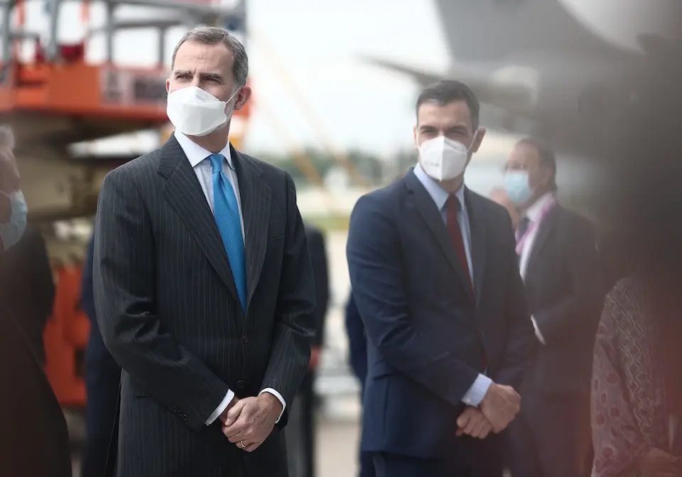 El Rey Felipe VI y el presidente del Gobierno, Pedro S&aacute;nchez, durante la inauguraci&oacute;n del nuevo campus de Airbus, en Getafe. / E. Parra