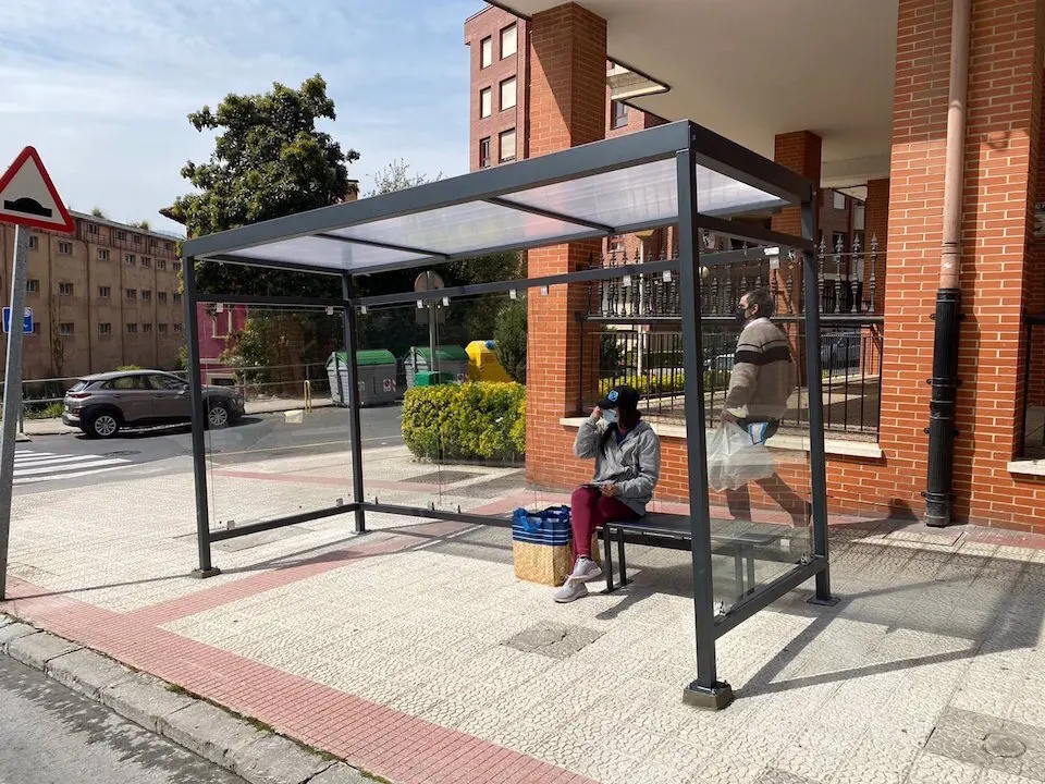 Nueva marquesina de autob&uacute;s. / E. Press