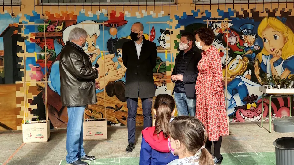 El proyecto 'Tomate Herencia de Torrelavega' reparte plantas de tomate a los escolares. / Alerta