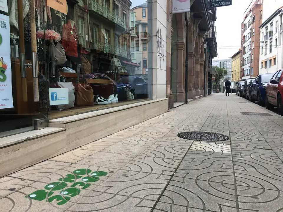 Vista de la entrada de un comercio en la calle Joaqu&iacute;n Hoyos en Torrelavega con el grafiti de la campa&ntilde;a 39300. / S. D&iacute;az