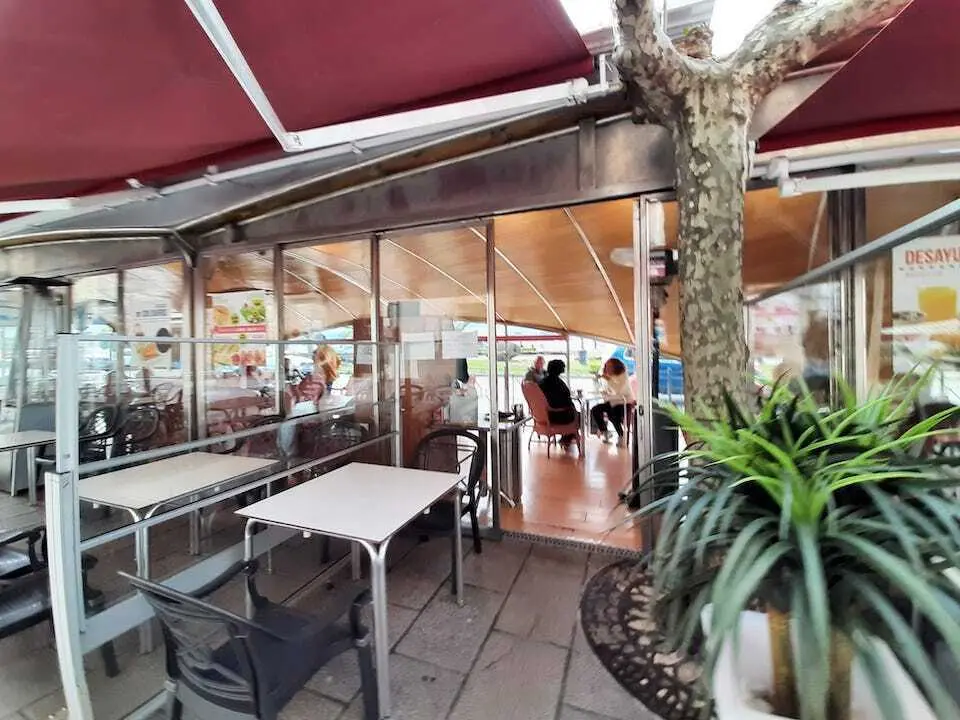 La terraza de un establecimiento en el Paseo Pereda de Santander. / S. D&iacute;az