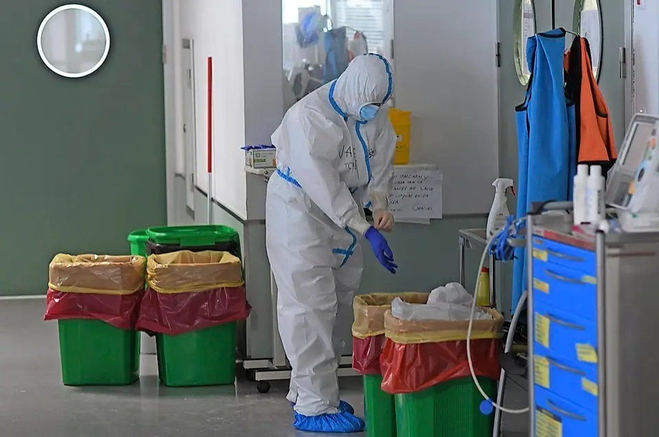 Un trabajador en el Hospital Universitario Marqu&eacute;s de Valdecilla. / HARDY