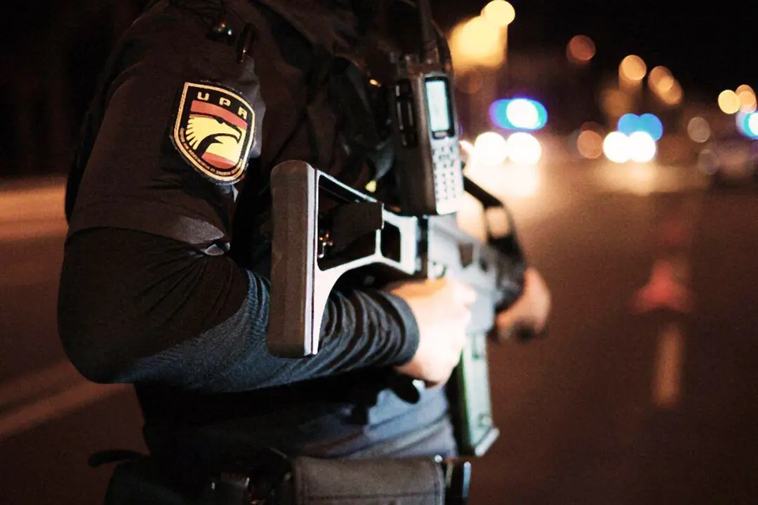 Un agente de la Polic&iacute;a Nacional durante un turno nocturno. / PN