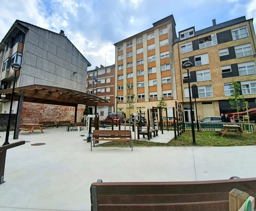 La nueva plaza con tres espacios denominados  &lsquo;mayores&rsquo;, &lsquo;joven&rsquo; e &lsquo;infantil&rsquo;. / ALERTA
