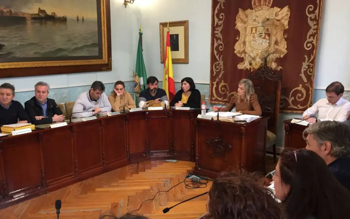 Vista de un pleno en el Ayuntamiento de Castro Urdiales. / ALERTA
