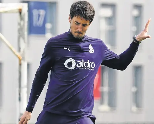 Aritz Solabarrieta, a punto de rematar a porter&iacute;a un bal&oacute;n. / Hardy