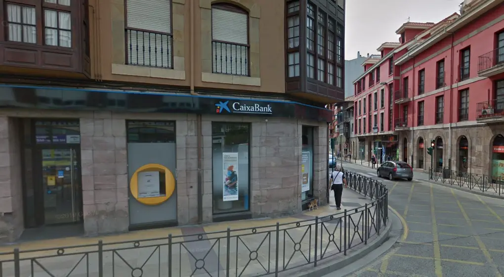 Vista de la oficina de Caixabank en cuatro caminos de Torrelavega. / ALERTA