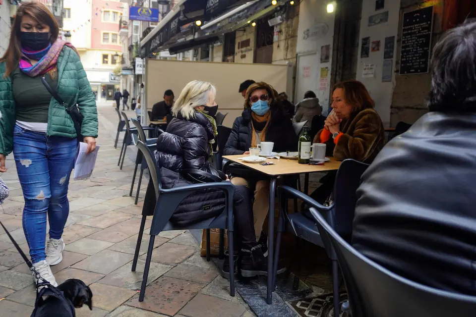 Varias personas con mascarilla en una terraza del centro de Santander. / Hardy