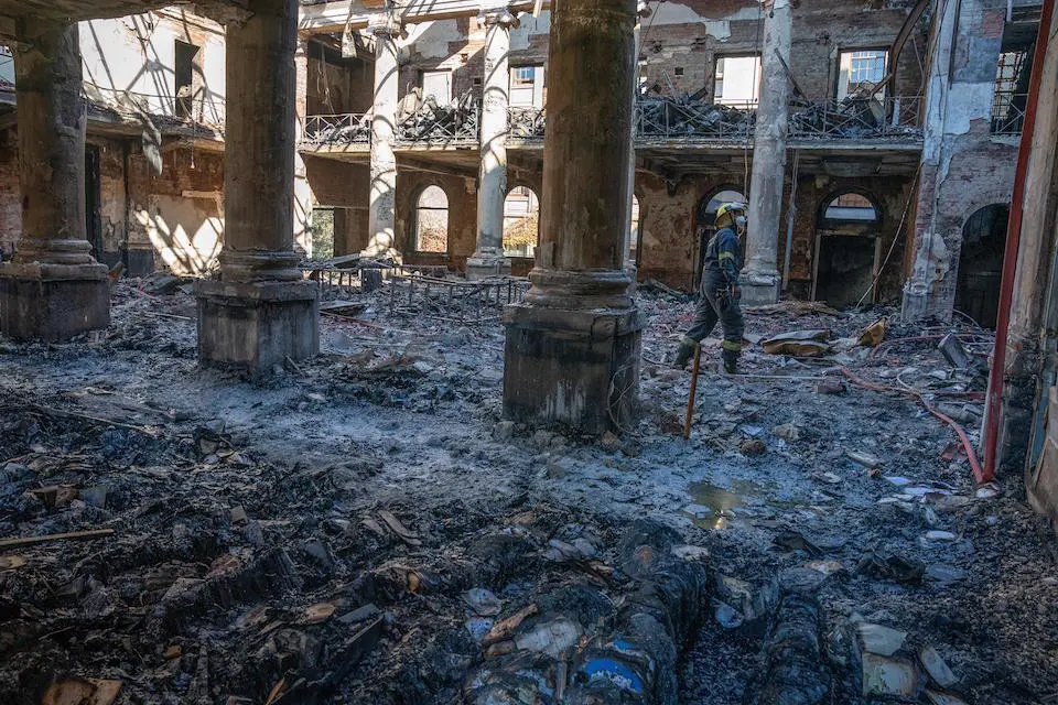 Un bombero comprueba los destrozos en la Biblioteca Jagger./ Nic Bothma