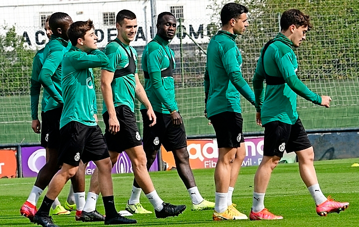El de ayer fue el &uacute;ltimo entrenamiento con s&oacute;lo diez futbolistas. / Hardy