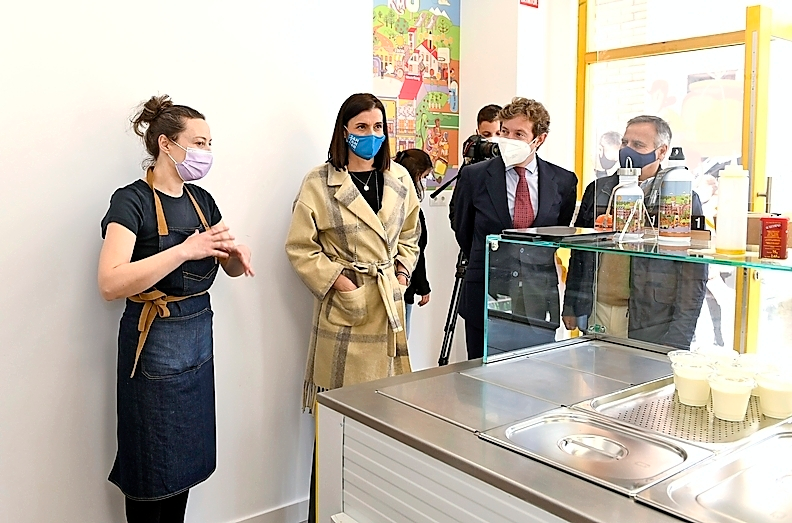 Gema Igual visitando el establecimiento &lsquo;Ecotierruca&rsquo;. / ALERTA