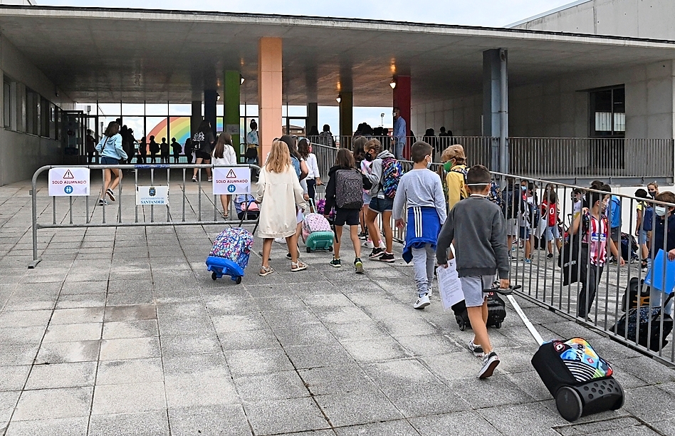Alumnos entrando en el colegio. / alerta