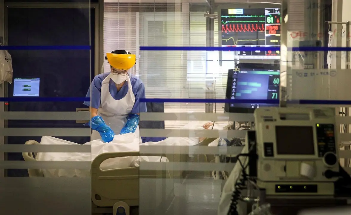 Una sanitaria atiende a un paciente este martes en la Unidad de Cuidados Intensivos de Coronavirus del Hospital de Galdakao (Bizkaia). EFE/ Miguel To&ntilde;a/Archivo