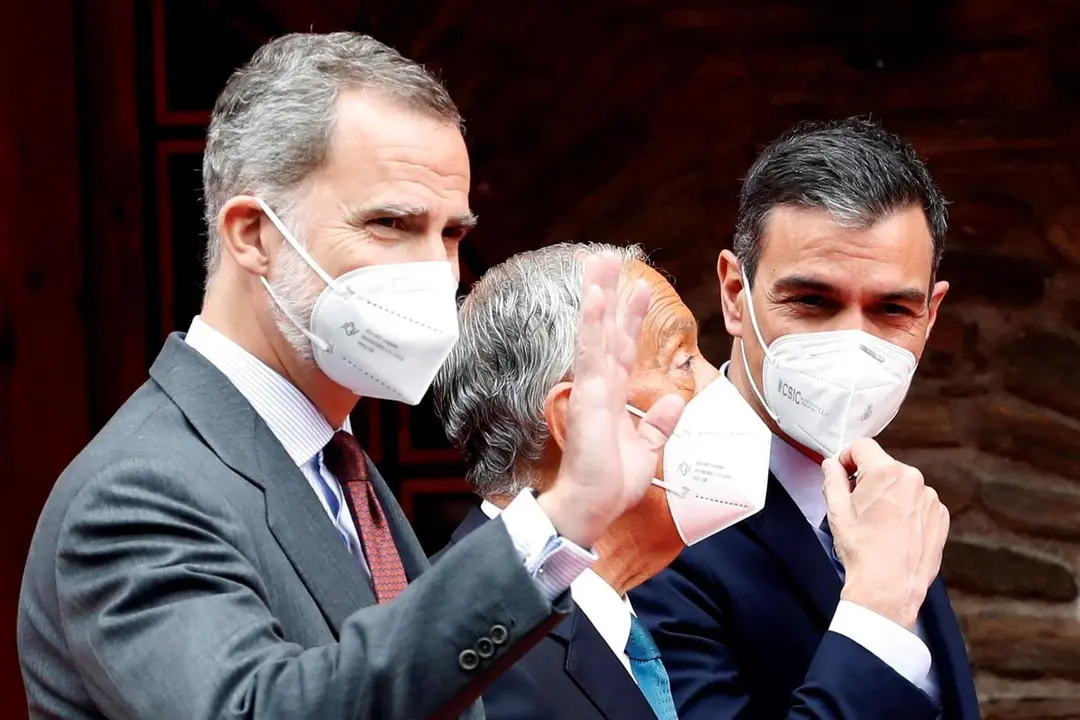 El rey Felipe VI, el presidente de la Rep&uacute;blica de Portugal, Marcelo Rebelo de Sousa (c),y el presidente del Gobierno de Espa&ntilde;a, Pedro S&aacute;nchez (d) fotografiados a su llegada a la sesi&oacute;n plenaria de jefes de Estado y de Gobierno de Iberoam&eacute;rica, como parte del programa de la XXVII Cumbre Iberoamericana, en Soldeu, Andorra, este mi&eacute;rcoles. EFE/Alberto Est&eacute;vez