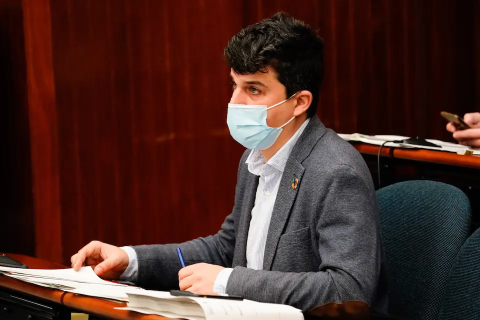 El concejal del PSOE, Daniel Fern&aacute;ndez durante una sesi&oacute;n plenaria. / HARDY