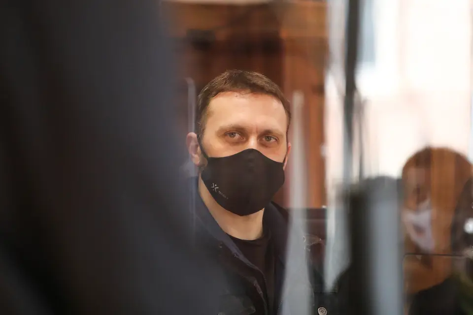 El acusado Norbert Feher, alias &lsquo;Igor el Ruso', a su llegada escoltado a un juicio en la Audiencia Provincial de Teruel, a 19 de abril de 2021, en Teruel, Arag&oacute;n, (Espa&ntilde;a). Feher acude hoy a la sexta sesi&oacute;n del juicio, en el que est&aacute; acusado por el presunto triple crimen de Andorra, ocurrido el 14 de diciembre de 2017, en el que murieron un agricultor y un ganadero. Durante esta sesi&oacute;n declarar&aacute; un polic&iacute;a nacional, un tr&aacute;mite antes de que el presidente de la Audiencia Provincial de Teruel y encargado de presidir del tribunal del jurado que juzgar&aacute; a Feher, pida al ministerio p&uacute;blico y resto de partes que presenten sus conclusiones definitivas. El Ministerio Fiscal y las acusaciones en nombre los familiares de las v&iacute;ctimas, de la Asociaci&oacute;n Unificada de Guardias Civiles (AUGC), la Asociaci&oacute;n Espa&ntilde;ola de Guardias Civiles (AEGC) y el sindicato agrario UAGA, solicitan que se le imponga prisi&oacute;n permanente revisable.
19 ABRIL 2021;IGOR;FEHER;TERUEL;ANDORRA;CRIMEN;JUICIO
J.Escriche.POOL / Europa Press
19/4/2021