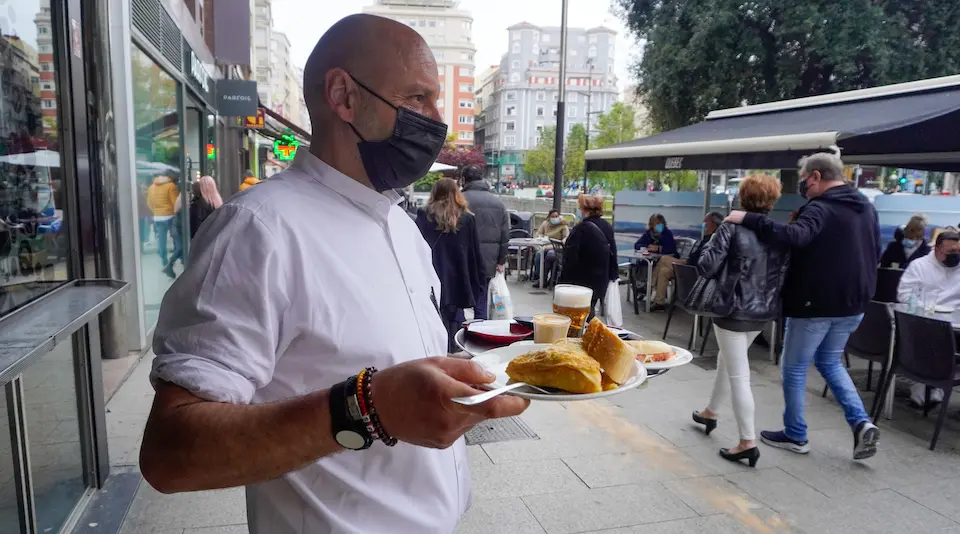 Un camarero trabajando en una terraza del centro de Santander. / Hardy