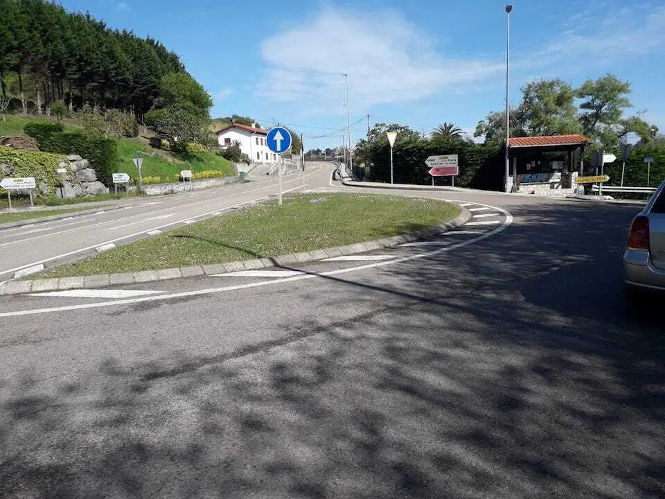 Punto negro vial a la altura de la estaci&oacute;n de tren de Mogro, Miengo. / ALERTA