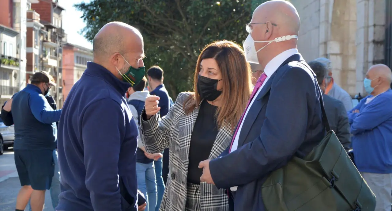 La presidenta del PP, Mar&iacute;a Jos&eacute; Saenz de Buruaga ante las puertas del Parlamento c&aacute;ntabro. / ALERTA
