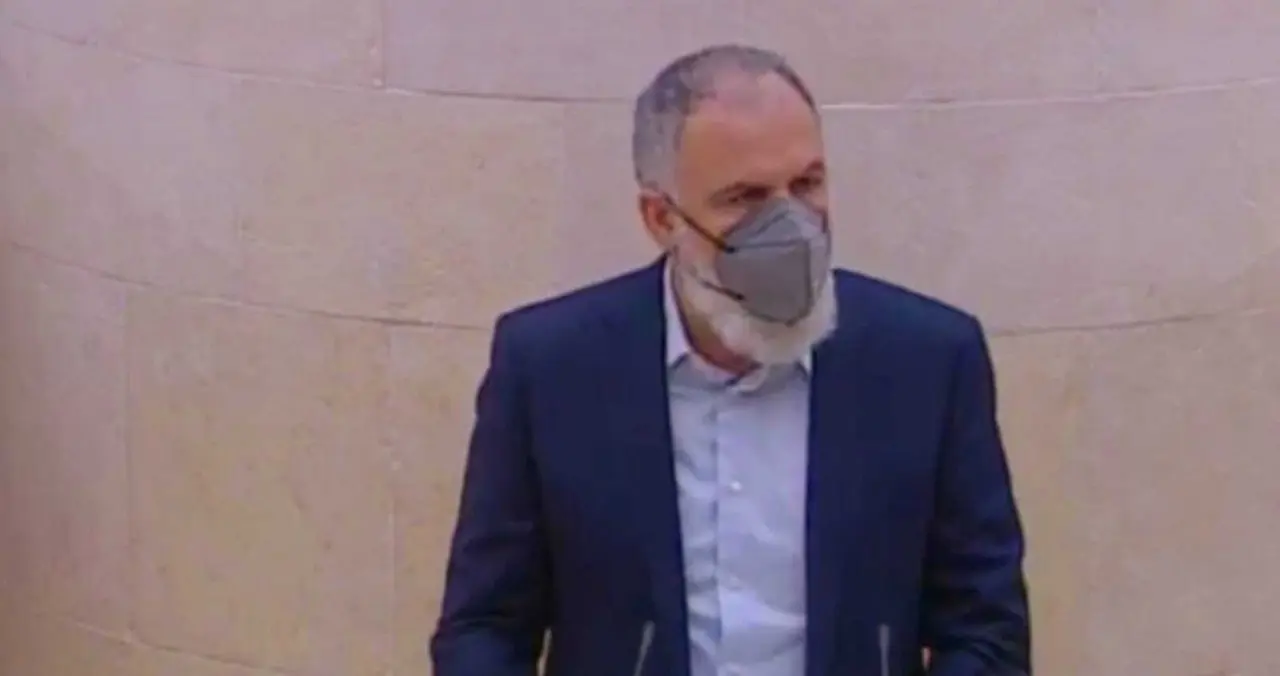 El diputado del PP, Vidal de la Pe&ntilde;a durante el debate en el Parlamento c&aacute;ntabro. / ALERTA