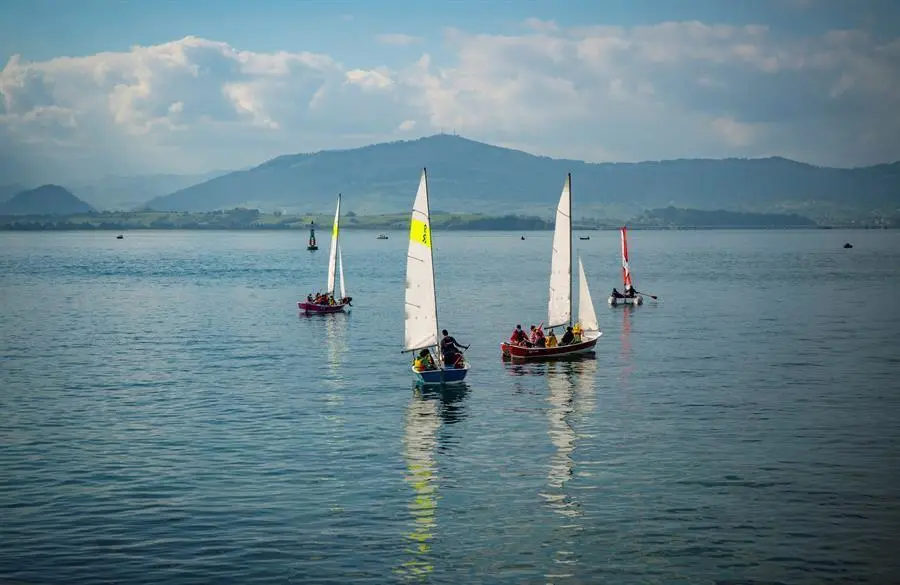 Un grupo da una clase de vela en la bah&iacute;a de Santander, este viernes, durante una jornada primaveral en Cantabria. EFE/ Rom&aacute;n G. Aguilera