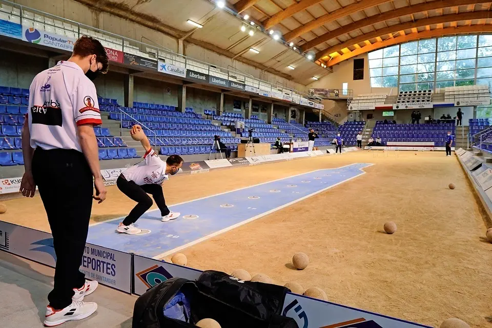 Rub&eacute;n T&uacute;&ntilde;ez, en el tiro de la bolera Mateo Grijuela de Santander, que ayer no pudo acoger aficionados. / Hardy
