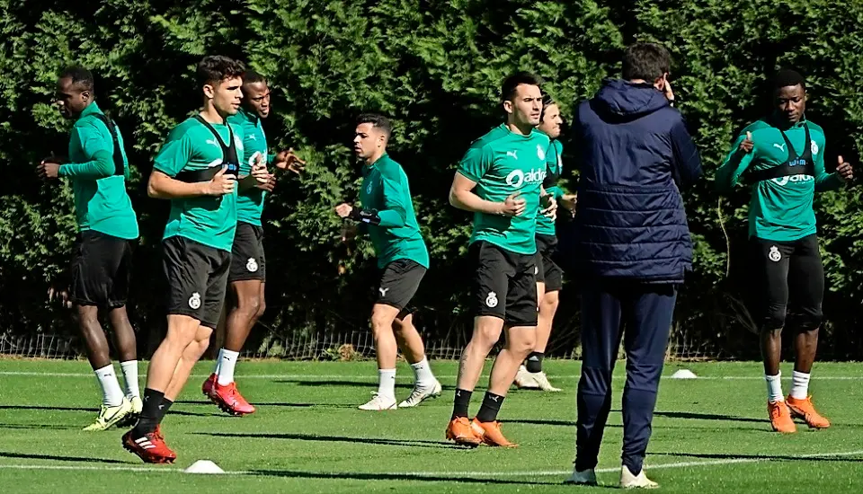 Aritz Solabarrieta, siguiendo en detalle el calentamiento de sus jugadores. / Hardy