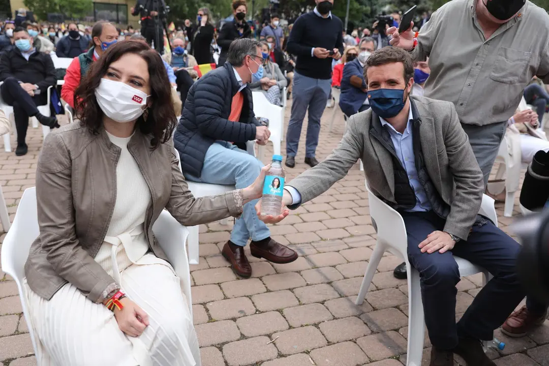 El presidente del PP, Pablo Casado, y la presidenta de la Comunidad de Madrid y candidata a la reelecci&oacute;n, Isabel D&iacute;az Ayuso, participan en un acto de campa&ntilde;a, a 23 de abril de 2021, en Pozuelo de Alarc&oacute;n, Madrid, (Espa&ntilde;a). 