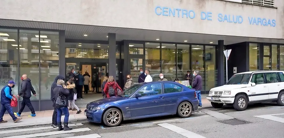 Un grupo de personas en el exterior del centro de salud de la Calle Vargas de Santander. / ALERTA