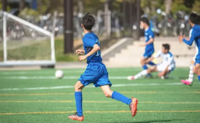 F&uacute;tbol j&oacute;venes.