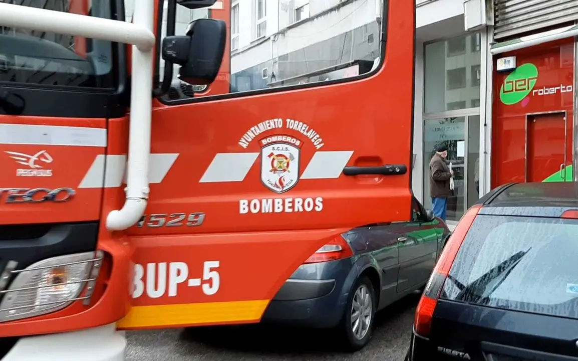 Vista de parte de un cami&oacute;n de bomberos de Torrelavega. / S. D&iacute;az