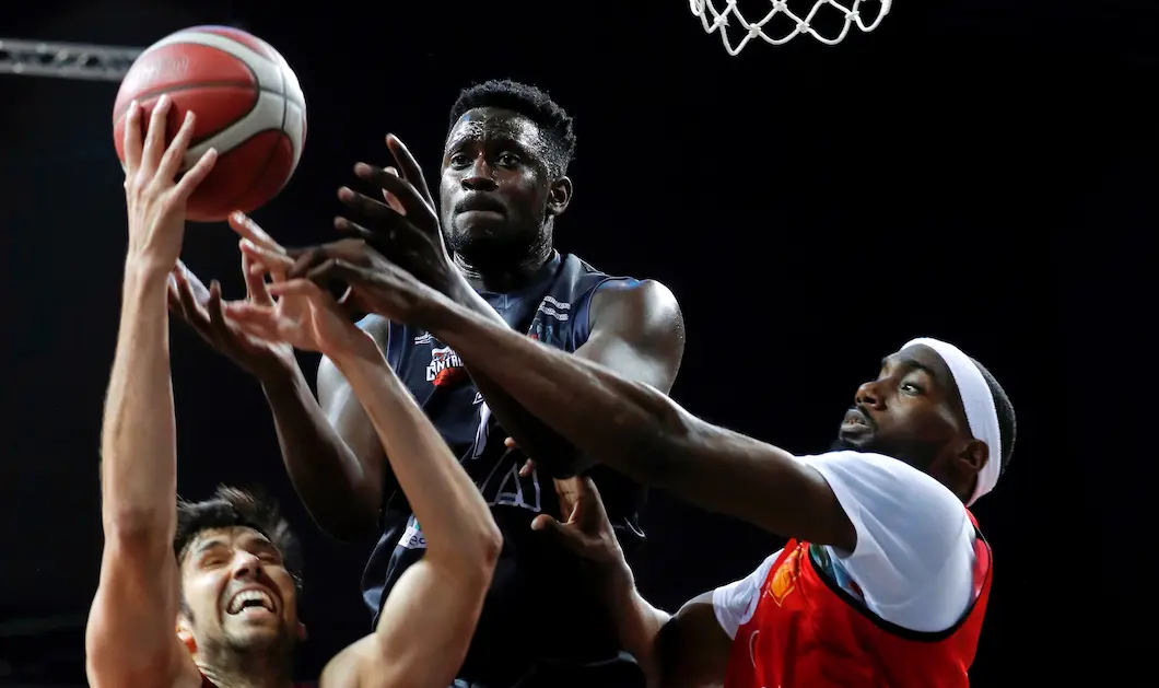 Los jugadores del Basket Navarra Adri&aacute;n Garc&iacute;a (i), y Smith (d), disputan un bal&oacute;n al jugador del Cantabria Walter Jr. (c), durante el partido de ida del Play-off disputado esta s&aacute;bado en el Navarra Arena de Pamplona.- EFE/Villar L&oacute;pez