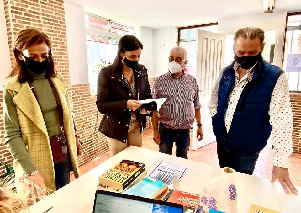 Gema Igual con representantes de la asociaci&oacute;n de vecinos. / ALERTA