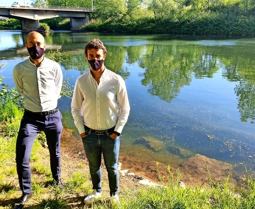 L&oacute;pez Estrada y Nacho Gonz&aacute;lez junto al r&iacute;o Saja-Besaya. / alerta