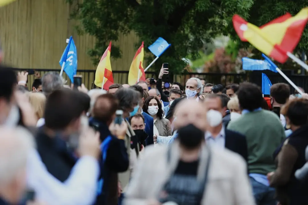 La presidenta de la Comunidad de Madrid, Isabel D&iacute;az Ayuso durante la campa&ntilde;a electoral en Pozuelo.