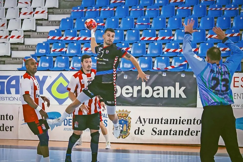 Los contragolpes de Alberto Pla fueron los grandes protagonistas del inicio del partido. / trapero
