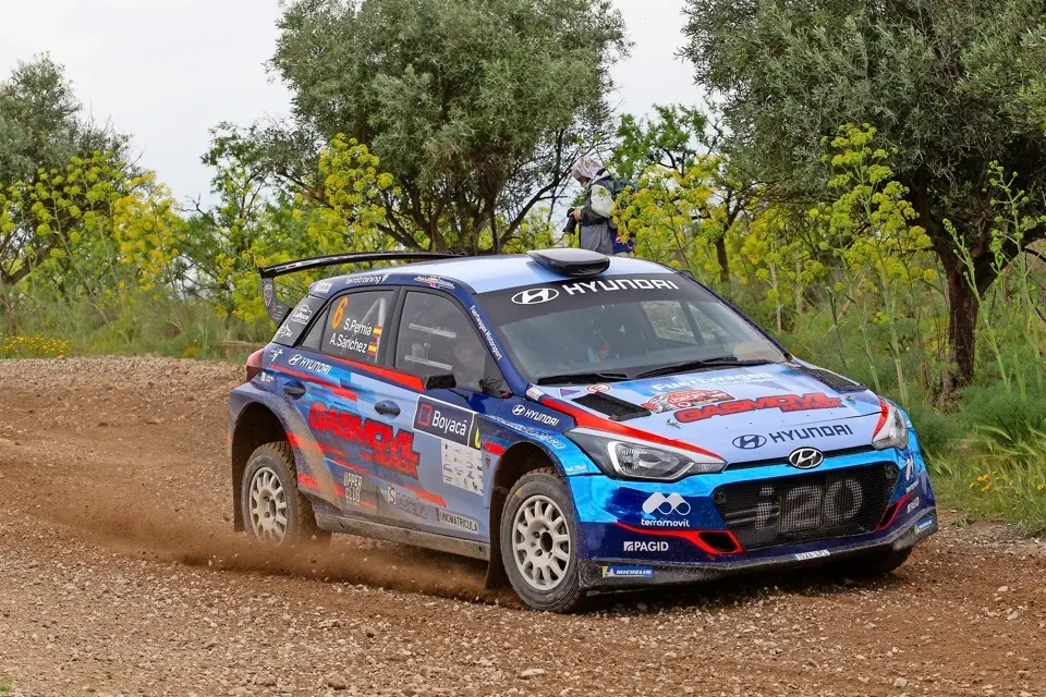 Surhayen Pern&iacute;a, a los mandos de su Hyundai en tierras murcianas. / EFE