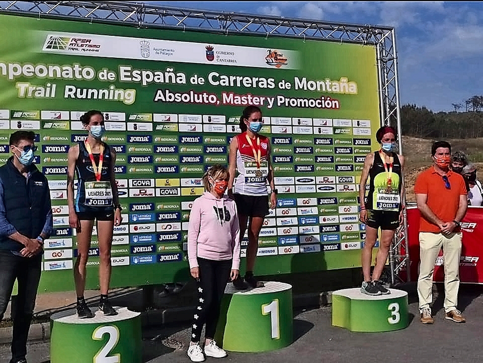 Ver&oacute;nica Samperio y Luis A. Sa&ntilde;udo entregaron los premios. / FOTURCANTABRIA