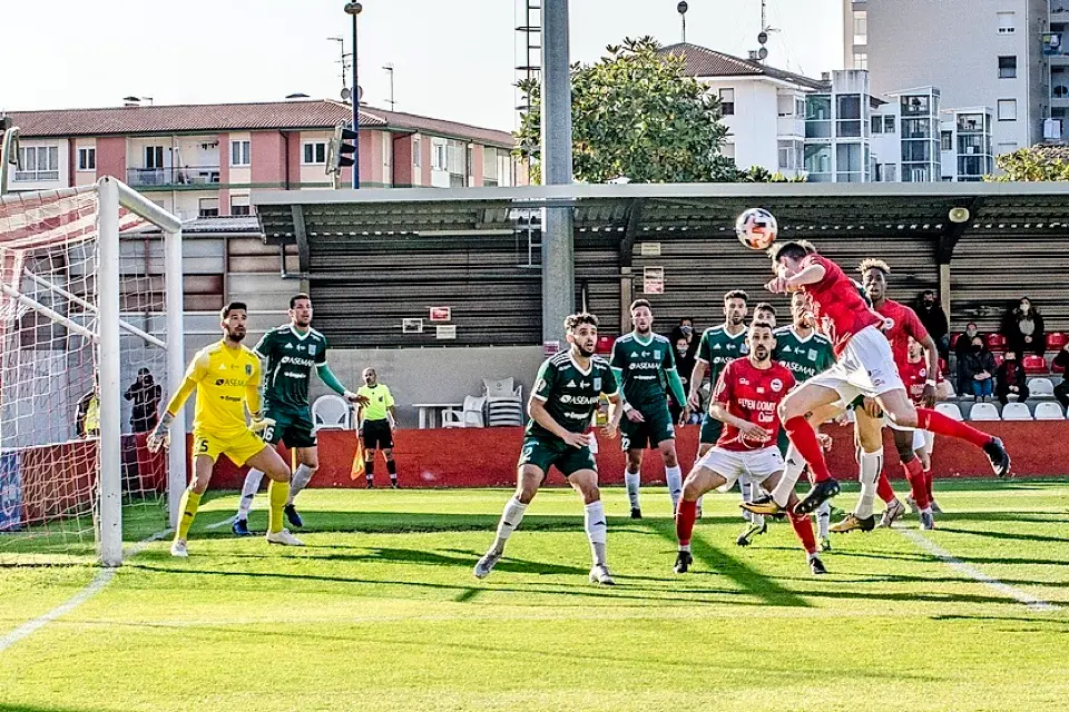 Un jugador del Laredo remata un bal&oacute;n. / Reguera