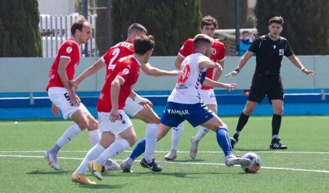 El jugador del Ebro rodeado por los jugadores del Racing.