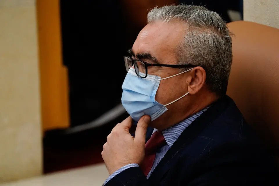 El portavoz del PRC, Pedro Hernando durante una sesi&oacute;n en el Parlamento c&aacute;ntabro. / HARDY