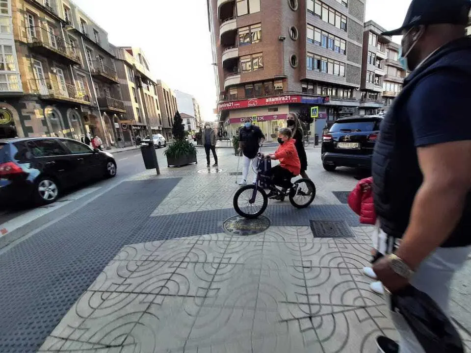 Varias personas con mascarilla por el centro de Torrelavega. / S. D&iacute;az