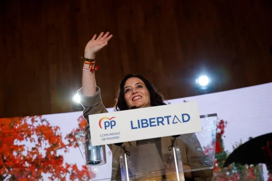 La presidenta de la Comunidad de Madrid y candidata a la reelecci&oacute;n, Isabel D&iacute;az Ayuso, participa este domingo en un acto electoral en la Finca La Alquer&iacute;a de la localidad madrile&ntilde;a de Alcorc&oacute;n. EFE/David Fernandez