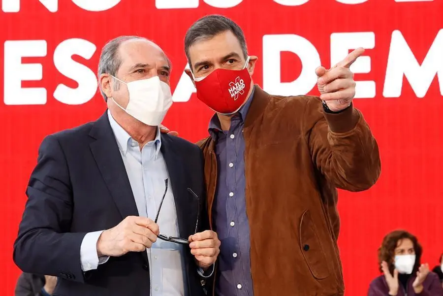 El presidente del Gobierno, Pedro S&aacute;nchez (d), participa en un acto de campa&ntilde;a del PSOE para apoyar al candidato socialista a la Comunidad de Madrid, &Aacute;ngel Gabilondo (i), en Getafe, este domingo. M&aacute;s polarizada si cabe que al principio, la campa&ntilde;a para las elecciones madrile&ntilde;as del 4 de mayo llega a su ecuador con m&aacute;s debate ideol&oacute;gico que propositivo y con gran presencia de los l&iacute;deres nacionales de los partidos. EFE/ Chema Moya