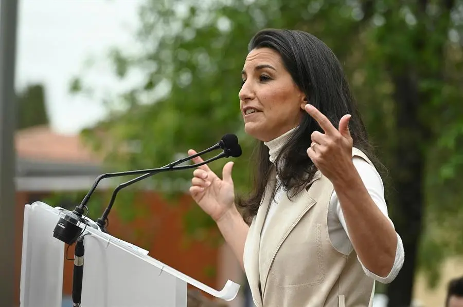 La candidata de Vox a la Comunidad de Madrid, Roc&iacute;o Monasterio, celebra un acto de campa&ntilde;a junto al presidente del partido, Santiago Abascal. EFE/Fernando Villar